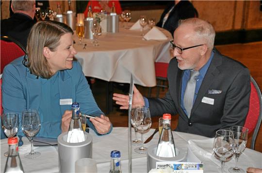Goslarer Tischgespräche: Kultusministerin Julia Willie Hamburg und Philologen-Vorsitzender Dr. Christoph Rabbow tauschen sich im Hotel „Der Achtermann“ aus. Ob die Atmosphäre auch künftig so entspannt bleibt?  Foto: Heine