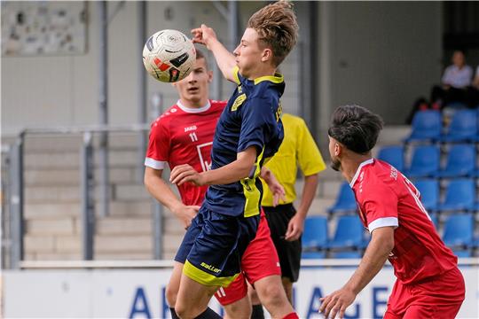 Goslarers Yves Lennox Trommer versucht, zwischen zwei Schöningern den Ball mit der Brust zu kontrollieren. Er und seine Mannschaft sichern sich am Ende ihren zweiten Saisonsieg. Foto: Frank Drechsler