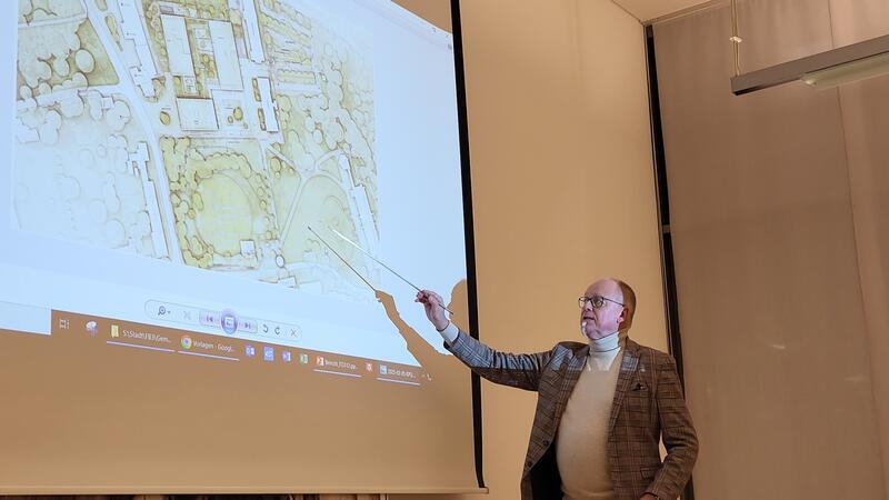 Goslars Bauservice-Chef Thomas Malnati wirbt noch einmal für das geplante Wegenetz vor der Kaiserpfalz.