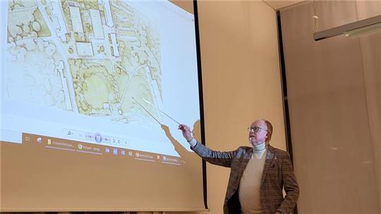 Goslars Bauservice-Chef Thomas Malnati wirbt noch einmal für das geplante Wegenetz vor der Kaiserpfalz.