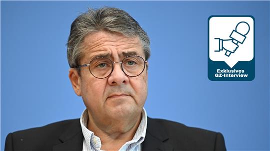 Das Foto zeigt Sigmar Gabriel mit hellem Hemd und dunklem Sakko vor blauem Hintergrund.