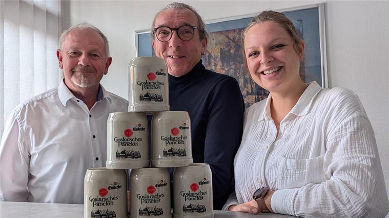 Sondersud: Ein neues Bier fürs Goslarsche Pancket Goslars Erster Stadtrat Dirk Becker (Mitte) und Lea Gottschalk (r.) von der Wirtschaftsförderung präsentieren zusammen mit Einbecker-Gebietsverkaufsleiter Markus Heineke die Bierkrüge fürs Pancket.