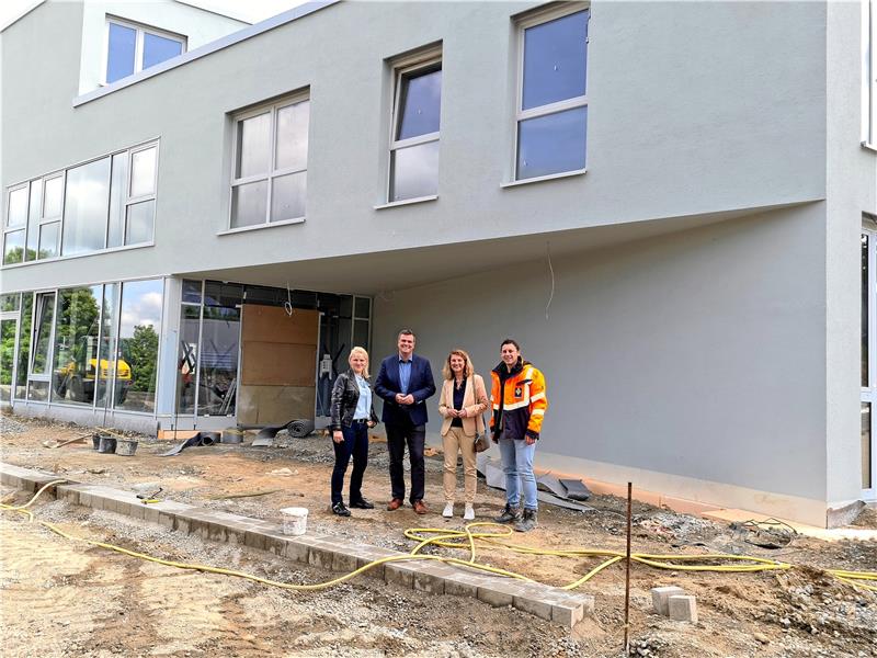 Gründungszentrum in Clausthal: So laufen die Bauarbeiten Goslars Landrat Dr. Alexander Saipa (2. von links) macht sich gemeinsam mit Clausthal-Zellerfelds Bürgermeisterin Petra Emmerich-Kopatsch (2. von rechts) ein Bild von den Fortschritten am Gründungszentrum. Informationen erhalten sie von Janett Kruse und Christian Auge. Foto: Landkreis Goslar