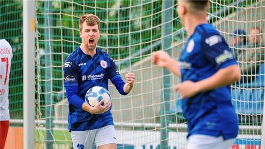 Goslars Marvin Weiske feiert zusammen mit Raul Lora-Moreno sein Tor zum 3:0 gegen Wendessen. Es ist bereits der 18. Saisontreffer für den schnellen Außen. Foto: Drechsler
