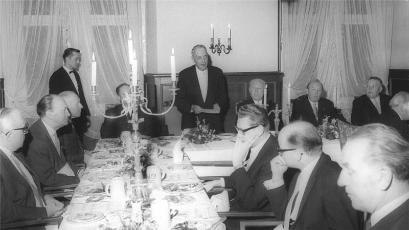 Goslars Oberbürgermeister Hermann Pfaffendorf (CDU) eröffnet das erste Pancket und begrüßt Ehrengast Otto Bennemann (rechts von Pfaffendorf und neben Oberstadtdirektor Helmut Schneider). Aufmerksamer Zuhörer ist auch Hotelier Johannes Mühlenkamp (vorn rechts).