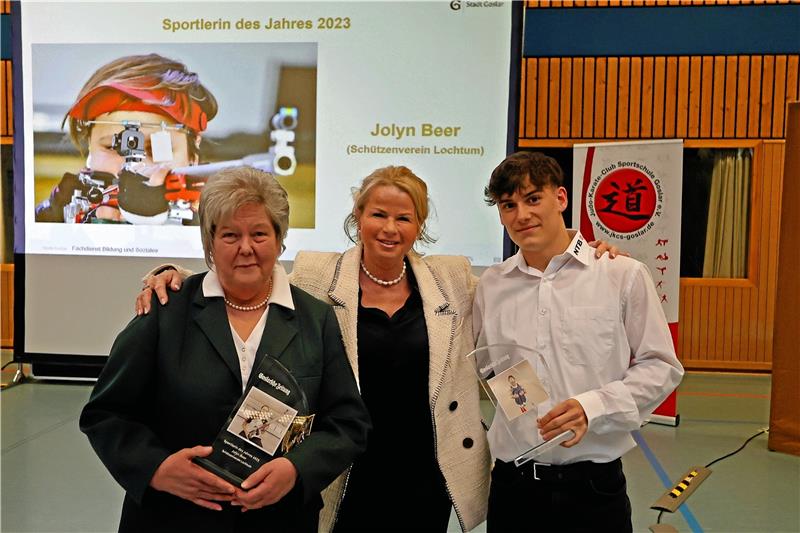 Ein Dauergast und viele junge Gesichter Goslars Oberbürgermeisterin Urte Schwerdtner (M.) gratuliert Marion Böhm, in Vertretung von Jolyn Beer, und Robert Knoke zu den Auszeichnungen als Einzelsportler.