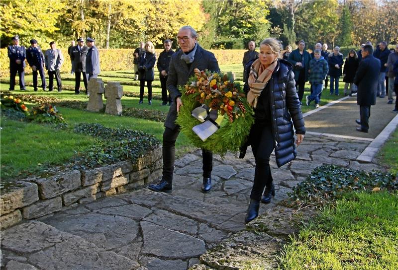 Kriegstreibern und Unterdrückung entgegentreten Goslars Oberbürgermeisterin Urte Schwerdtner und Erster Stadtrat Dirk Becker tragen einen Kranz zum Mahnmal auf dem Friedhof Hildesheimer Straße. Axel Siebe betont: „Der Wunsch nach Frieden sollte allen wichtig sein.“ Foto: Epping