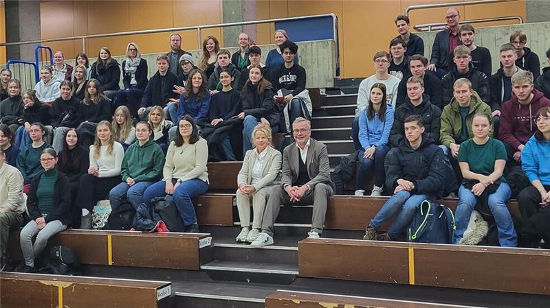 Verkehrsgerichtstag: Präsident diskutiert mit Goslarer Schülern Goslars Oberbürgermeisterin Urte Schwerdtner und VGT-Präsident Professor Dr. Ansgar Staudinger diskutieren mit Schülerinnen und Schülern des CvD-Gymnasiums über die Themen der Tagung, die am Donnerstag beginnt.