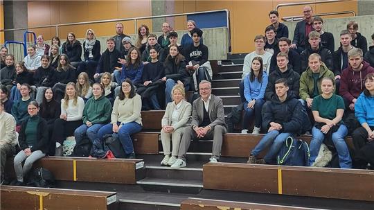Goslars Oberbürgermeisterin Urte Schwerdtner und VGT-Präsident Professor Dr. Ansgar Staudinger diskutieren mit Schülerinnen und Schülern des CvD-Gymnasiums über die Themen der Tagung, die am Donnerstag beginnt.