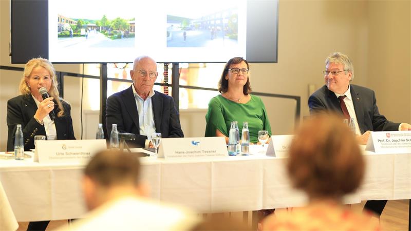 Goslars Oberbürgermeisterin Urte Schwerter (v.l.), Hans-Joachim Tessner, die Präsidentin der Technischen Universität Clausthal, Sylvia Schattauer, und der Staatssekretär im Wissenschaftsministerium, Joachim Schachtner stellten das Projekt vor.