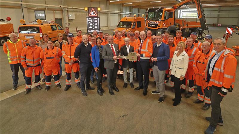Goslars Straßenmeister und ihre Gäste: Bei der obligatorischen Schlüsselübergabe gibt das komplette Team Rückendeckung.