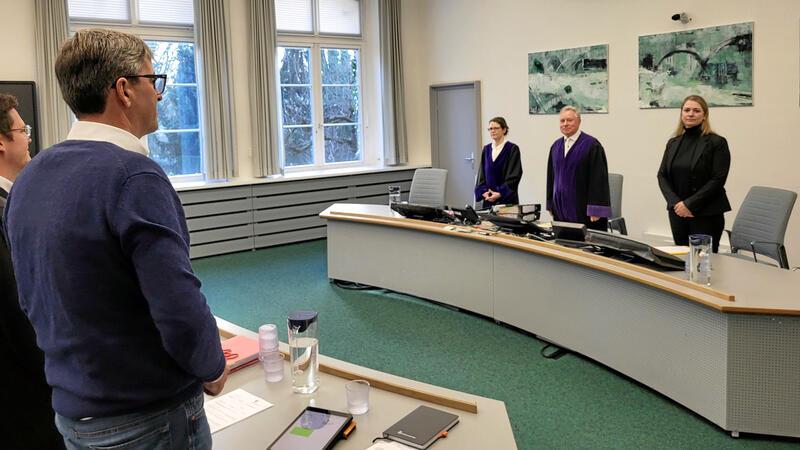 Weiter Streit um Disziplinarverfahren gegen Ex-Oberbürgermeister Goslars ehemaliger Oberbürgermeister Dr. Oliver Junk (2. v. l.) und sein Anwalt Florian Siebe (l.) im Januar dieses Jahres vor der Kammer des Verwaltungsgerichts Braunschweig.