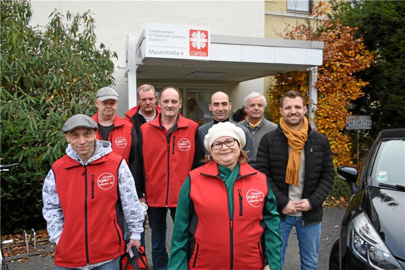 Goslars neue Stromspar-Checker kommen in roten Westen daher. Das Projekt der Caritas, vertreten durch Andreas Pleyer (2.v.re.) und Jobcenter, vertreten durch Fabian Wienecke (re.), passt gut in die Zeit.  Foto: Kempfer