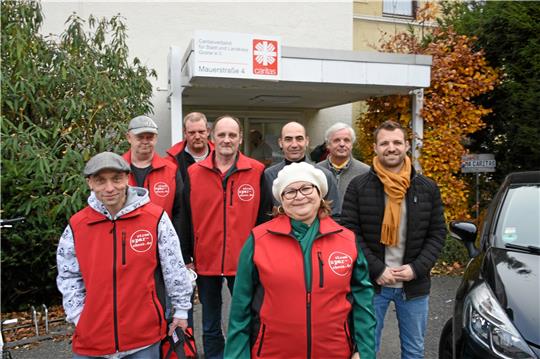 Goslars neue Stromspar-Checker kommen in roten Westen daher. Das Projekt der Caritas, vertreten durch Andreas Pleyer (2.v.re.) und Jobcenter, vertreten durch Fabian Wienecke (re.), passt gut in die Zeit.  Foto: Kempfer