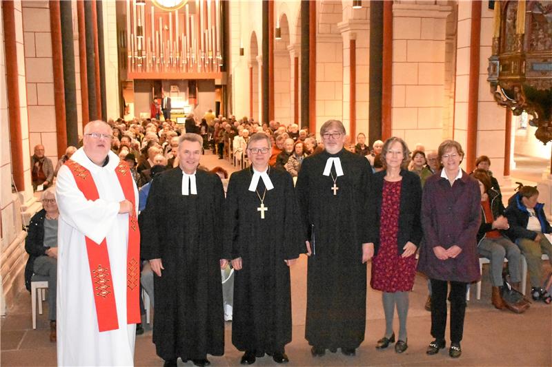 Goslars zentraler Reformationstags-Gottesdienst wird in ökumenischer Verbundenheit gefeiert (v.li.): Pfarrer Thomas Mogge, Pfarrer Ralph Beims, Bischof Dr. Christoph Meyns, Propst Thomas Gunkel, Ute Pötig und Annette Sprung-Reimann. Foto: Kempfer