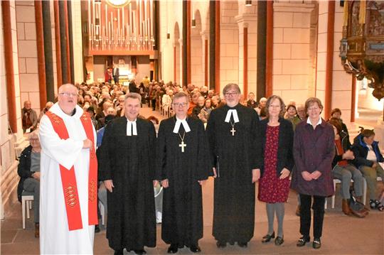 Goslars zentraler Reformationstags-Gottesdienst wird in ökumenischer Verbundenheit gefeiert (v.li.): Pfarrer Thomas Mogge, Pfarrer Ralph Beims, Bischof Dr. Christoph Meyns, Propst Thomas Gunkel, Ute Pötig und Annette Sprung-Reimann. Foto: Kempfer