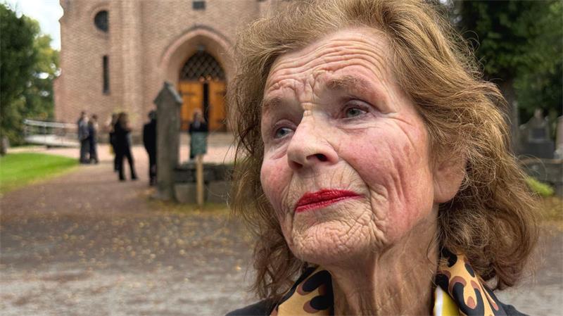 Gottesdienst-Besucherin Elisabeth Stolpe kämpft mit den Tränen.