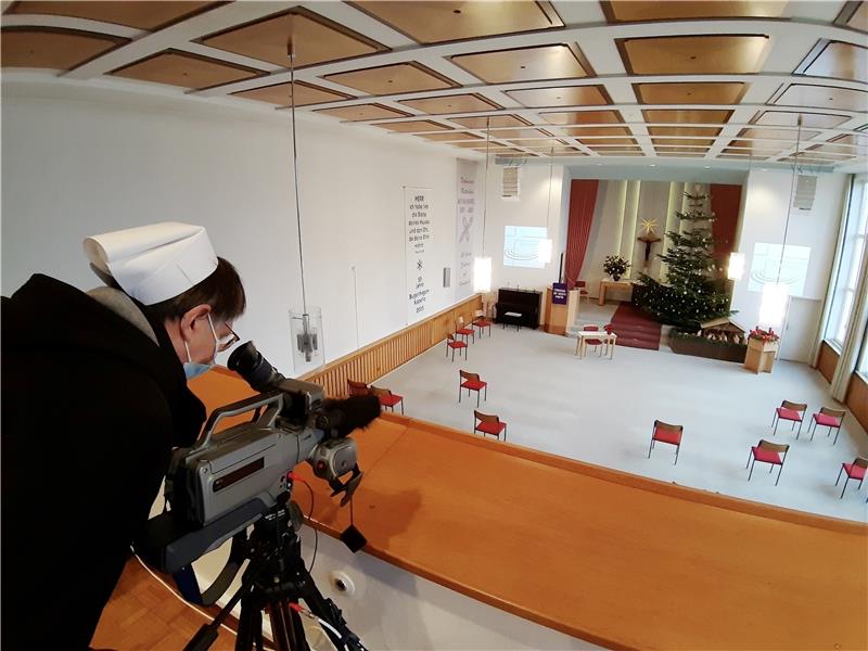 Gottesdienste werden aus der Bugenhagenkapelle übertragen auf die Zimmer vieler Mutterhaus-Bewohner. Schwestern bedienen die Technik, werden demnächst einen Bewohner des Schulenröder Wohnparks in ihr „Filmteam“ aufnehmen können. Fotos: Potthast