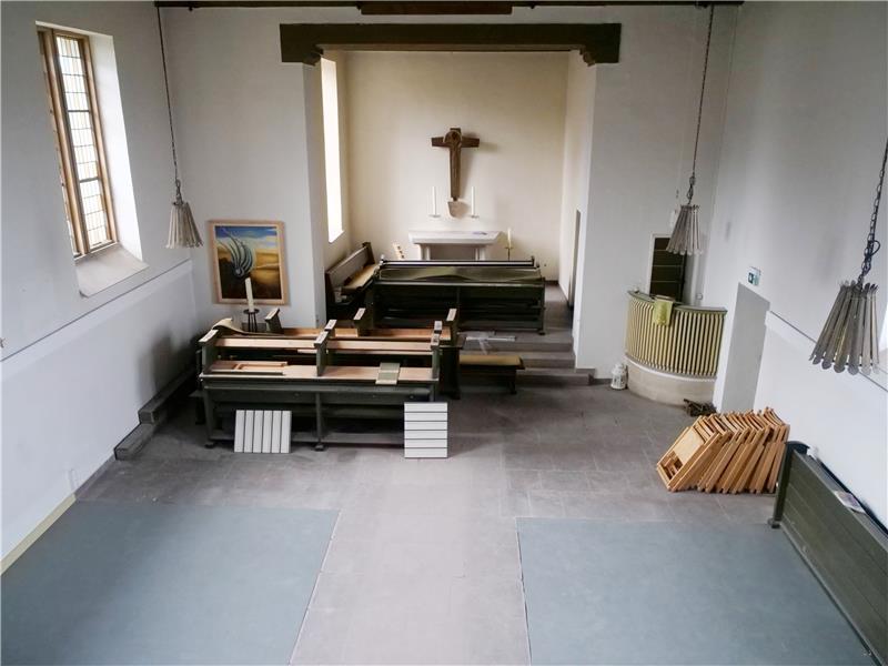 Gottesdienste werden weiterhin in der Kapelle gefeiert. Sie st mittlerweile ausgestattet mit einer Fußbodenheizung im Kirchenschiff und mit einer barrierefreien sanitären Anlage (kleines Bild). Fotos: Potthast