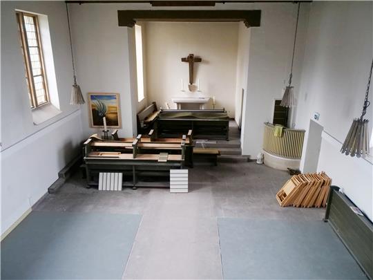 Gottesdienste werden weiterhin in der Kapelle gefeiert. Sie st mittlerweile ausgestattet mit einer Fußbodenheizung im Kirchenschiff und mit einer barrierefreien sanitären Anlage (kleines Bild). Fotos: Potthast