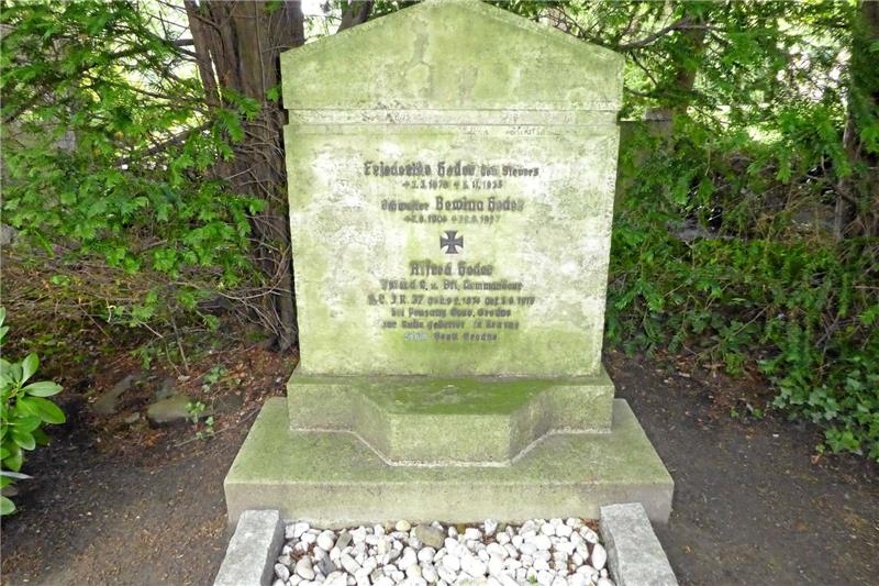 Mord-Ermittler ziehen eine Hellseherin hinzu Grab von Bewina Heder auf dem Goslarer Friedhof an der Hildesheimer Straße.