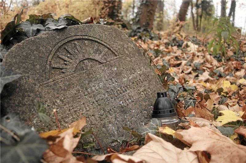 Grabsteine, Bepflanzung und andere Dekorationen werden nach Ablauf der Ruhezeit entfernt. Möglicherweise noch nicht vergangene menschliche Überreste bleiben im Boden. Symbolfoto: pixabay