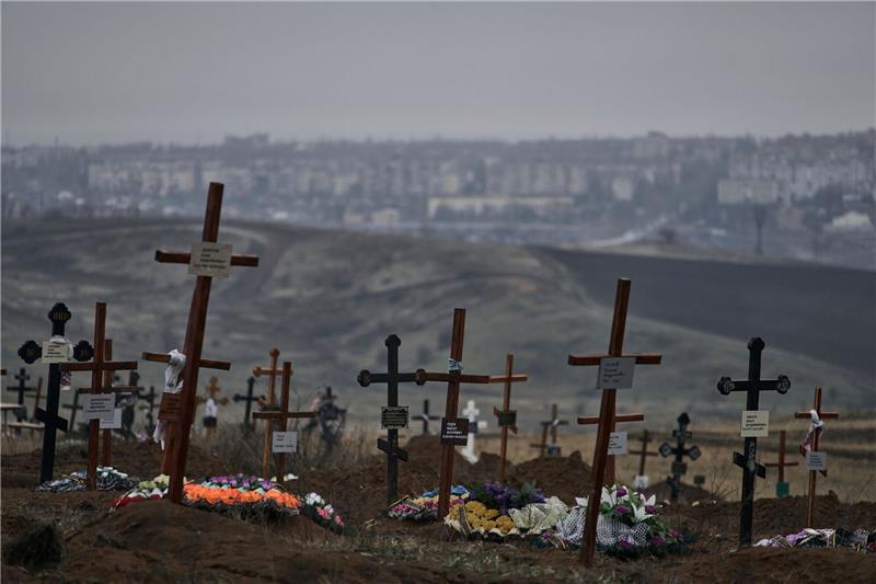 Gräber von gefallenen Soldaten auf einem Friedhof.