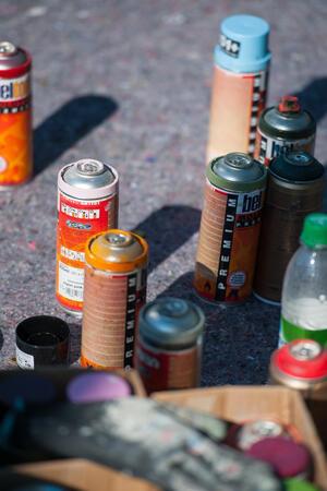Ferienpass Liebenburg 2026: Das bietet das Sommerprogramm Graffiti-Dosen stehen auf dem Boden.