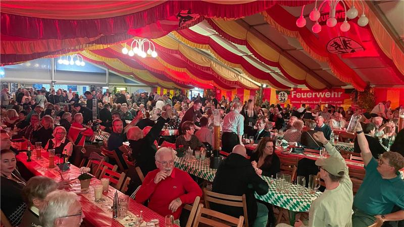 Grandios ist die Stimmung am Samstag im ausverkauften Festzelt.