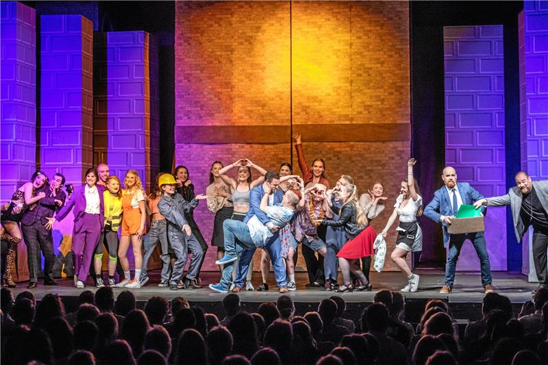 Umjubelte Premiere für das Musical „Soho Cinders“ in Goslar Grandiose Show auf der Rammelsberg-Bühne: Im Sommer 2023 beeindruckt das Bühnenreif-Ensemble mit dem Musical „Soho Cinders“ sein Goslarer Publikum. Das nächste Vorhaben heißt „Natürlich blond“ und startet am Freitag mit einem ersten Info-Abend in der Aula des Ratsgymnasiums. Archivfoto: Schenk