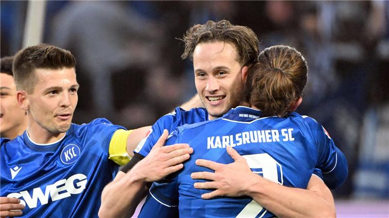 Eichner jubelt: KSC siegt im ersten Spiel der Abschiedstour Gratulation für den Torschützen zum 2:1: Christoph Kobald (Mitte).