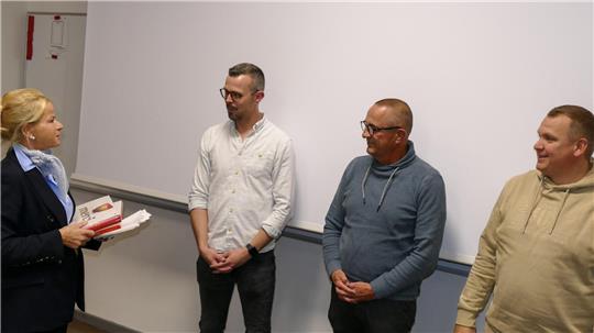 Gratulation zum Amt (v.l.): Goslars Oberbürgermeisterin Urte Schwerdtner hat Schokolade für Kevin Schmidt, Christian Hellmeier und Hendrik Zimmermann dabei.