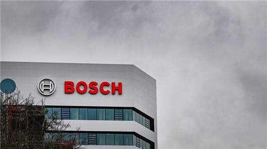 Graue Wolken über der Bosch-Zentrale: Der Gewinn des Konzerns ist um ein Drittel eingebrochen. (Archivbild)