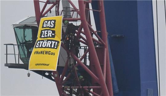 Greenpeace-Aktivisten protestieren auf einem Kran gegen den Start der Verlegung einer Gas-Pipeline im Hafen von Mukran im Norden der Insel Rügen.