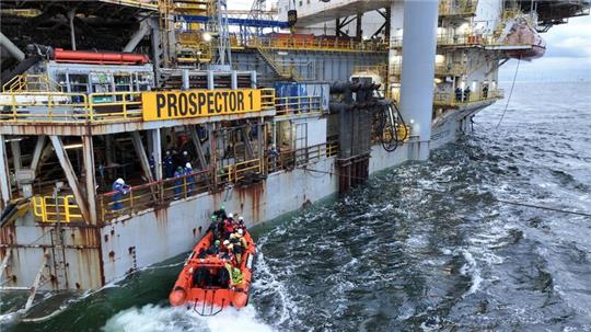 Greenpeace-Aktivisten versuchen mit einem Schlauchboot eine Bohrplattform in der Nordsee vor Borkum zu entern.
