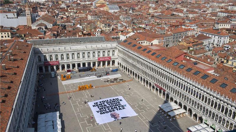 Amazon-Gründer Bezos und Braut zu Hochzeit eingetroffen Greenpeace protestiert mit einem großen Transparent auf dem Markusplatz in Venedig gegen die Bezos-Hochzeit.