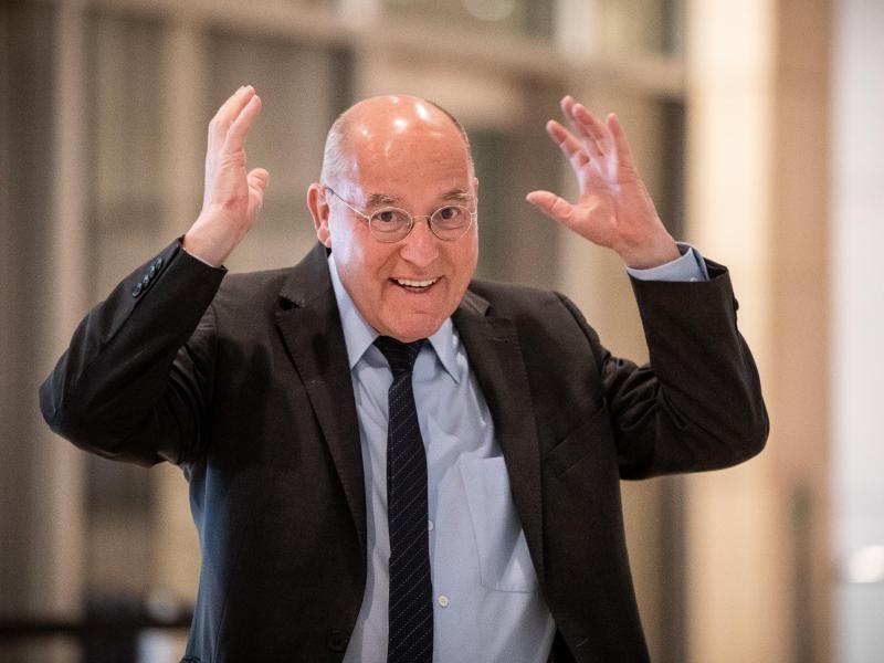 Gregor Gysi tritt im Berliner Admiralspalast auf. Foto: Michael Kappeler/dpa