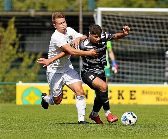 Greift auch künftig weiter zu: Christian Schubert (li..) bleibt nach dem Abstieg seinem Heimatverein TSG Bad Harzburg treu und will in der Bezirksliga wieder angreifen. Foto: Epping