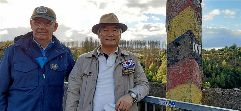 Grenz- und Wiedervereinigungsexperten unter sich: Lothar Engler und Professor Son Gi-Woong auf der Staumauer der Eckertalsperre bei Bad Harzburg. Foto: Privat