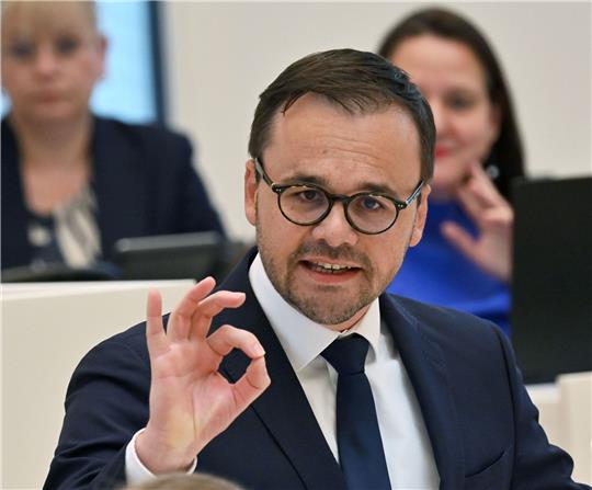 Grenze man die AfD aus, ermögliche dies der Partei, sich als Opfer darzustellen, so Jan Redmann.