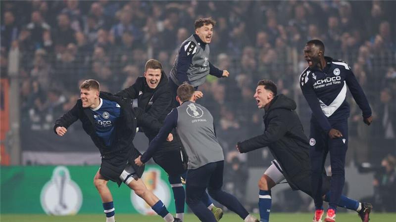Bielefeld träumt vom Finale: „Eigene Geschichte schreiben“ Grenzenlose Freude: Bielefeld feiert den Halbfinaleinzug.