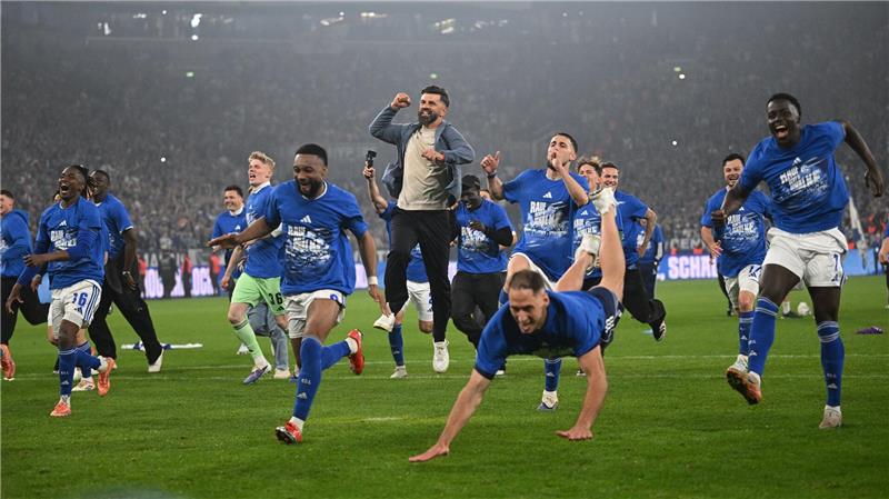 Schalke feiert Bundesliga-Rückkehr mit langer Partynacht Grenzenloser Jubel nach dem Schlusspfiff: Schalke 04 ist wieder erstklassig.