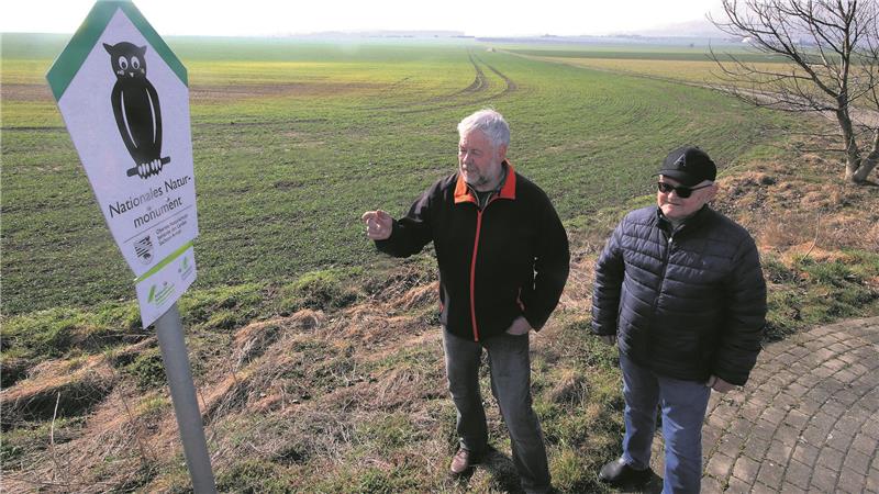 Hier sollen sich im Nordharz die Windräder drehen Grenzübergreifendes Treffen zu den Windparkplänen am Grünen Band: Abbenrodes Heimatvereinsvorsitzender Andreas Weihe (l.) und Lochtums Ortsvorsteher Manfred Dieber im Gespräch.
