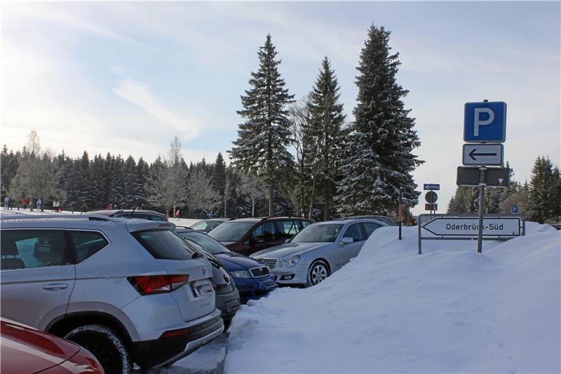 Der „Weg in den Winter“ kostet viel Zeit Grenzwertig sei die Parksituation an der B4, meint die Polizei.