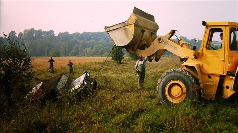 Grenzwischenfall am heutigen Grenzdenkmal Wülperode: Die Besatzung eines US-Jeeps verfährt sich 1980 während eines Manövers und landet auf DDR-Gebiet im Graben. DDR-Grenzaufklärer im Hintergrund beobachten die Bergung mit einem Radlader.