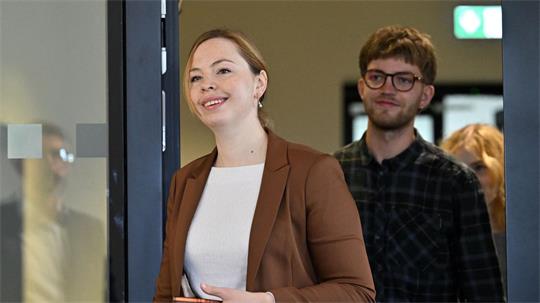 Greta Garlichs (l) zeigte sich zufrieden mit dem Abschneiden ihrer Partei.