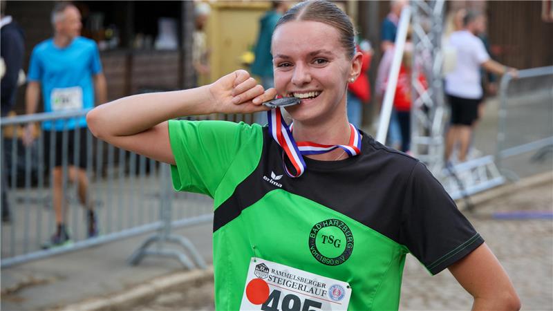 Greta Hopp von der LG Nordharz lässt es sich nach ihrem unerwarteten Sieg beim Steigerlauf schmecken.