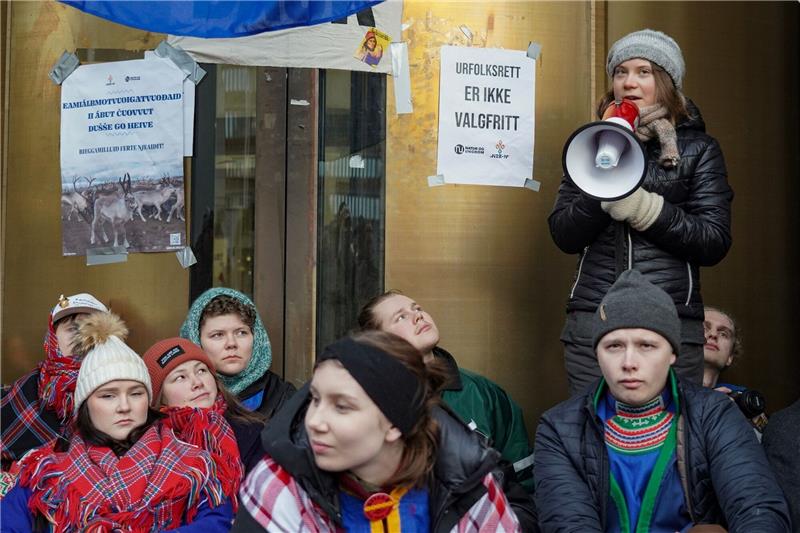 Thunberg demonstriert in Oslo gegen Windpark Greta Thunberg (r) hat sich Aktivisten von Natur und Jugend und dem norwegischen Samirs Riksforbund Nuorat angeschlossen, die die Eingänge des Ministeriums für Öl und Energie blockieren.