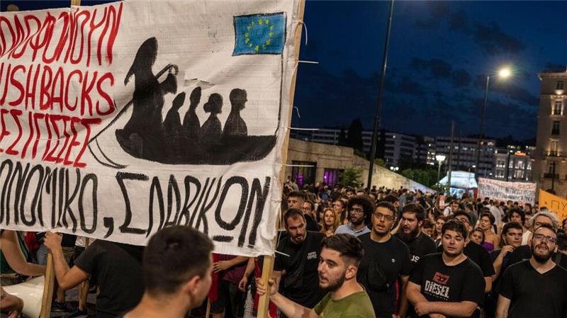 Bundesamt legt Flüchtlingen Rückkehr nach Griechenland nahe Griechenland ist eines der Hauptzielländer von Migranten, die mit Schleuserbooten nach Europa gelangen wollen. Dabei kommt es immer wieder vor, dass Boote im Mittelmeer kentern und Geflüchtete sterben. (Archivbild)
