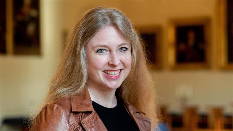 Grietje Kammler, Leiterin des Plattdüütskbüros, hat mit ihrem Team Ideen für einen KI-trainierten Übersetzer für ostfriesisches Plattdeutsch. 